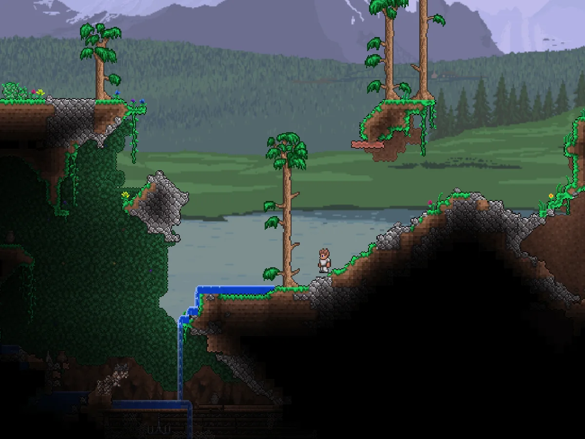 Мир Terraria: поверхность с деревьями, озером и горами на заднем плане